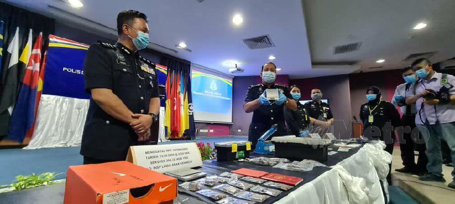 ZAINI (dua dari kiri) menunjukkan alat timbang syabu ketika sidang media di IPK Sabah, Kota Kinabalu. FOTO Juwan Riduan