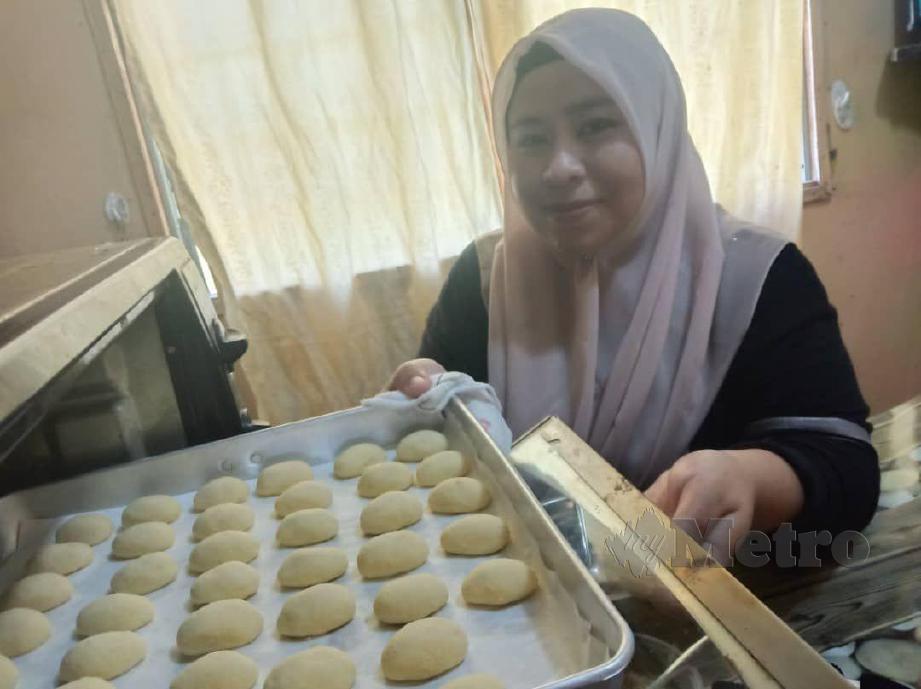 HAMIDAH menghasilkan 4,200 biji biskut yang terdiri dari biskut makmur susu, makmur corn flakes, almond London, ulat bulu dan biskut pelangi. FOTO Yun Mikail