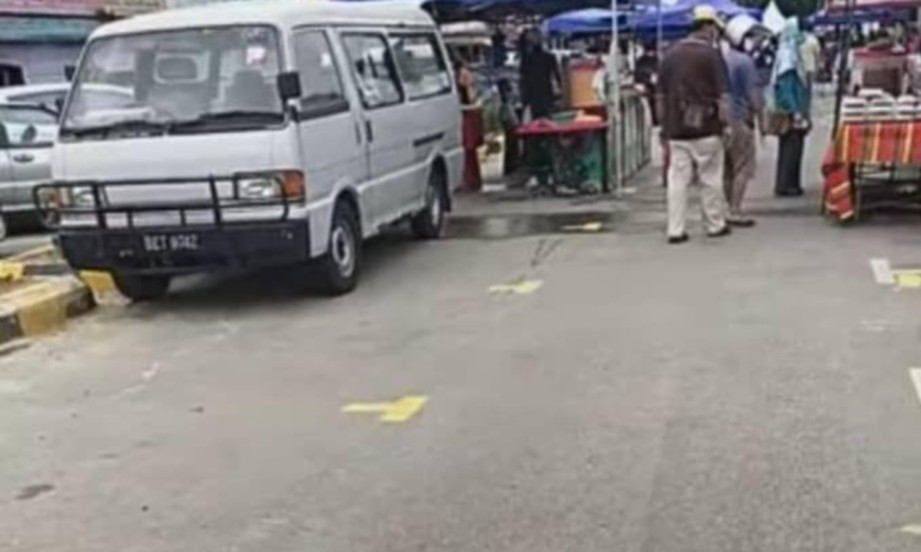 TANGKAP layar video yang yang memaparkan kawasan penjaja berlesen di Tanjong Karang yang didakwa sebagai bazar Ramadan hingga menimbulkan salah faham dalam kalangan netizen. FOTO ihsan MDKS