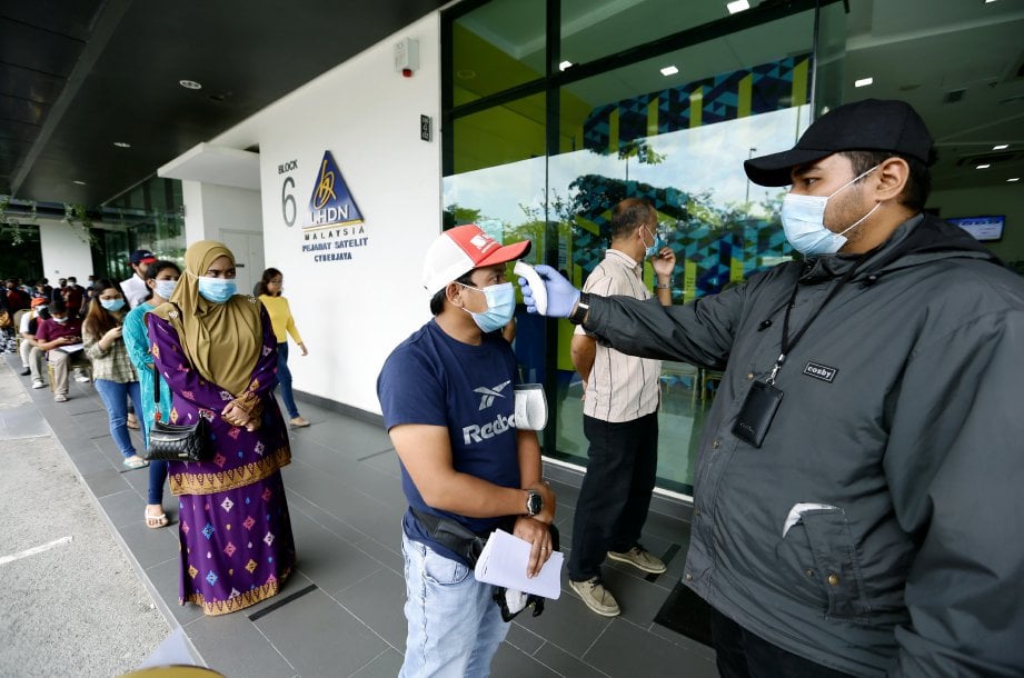 TINJAUAN orang ramai membuat rayuan permohonan Bantuan Prihatin Nasional (BPN) yang dilanjutkan sehingga 31 Mei di Lembaga Hasil Dalam Negeri (LHDN), Cyberjaya. FOTO Mohd Fadli Hamzah