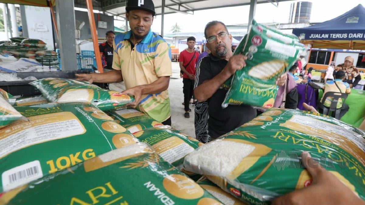 FAMA Pahang menyediakan 3,000 kampit beras dan 90,000 telur sempena Program Madani Rakyat 2024 Zon Timur yang diadakan di Dataran Sayangi Kuantan. FOTO MOHD RAFI MAMAT