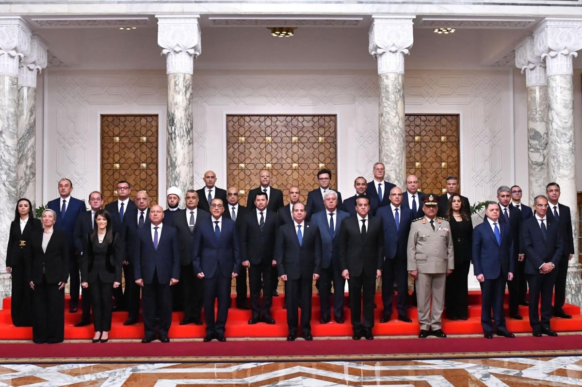 Presiden Mesir Abdel Fattah al-Sisi (tengah depan) bergambar bersama Perdana Menteri Mostafa Madbouly (empat kiri depan) dan anggota Kabinet baharunya di Istana Al-Ittihadiya, Kaherah semalam.  FOTO AFP/ HO / PRESIDEN MESIR