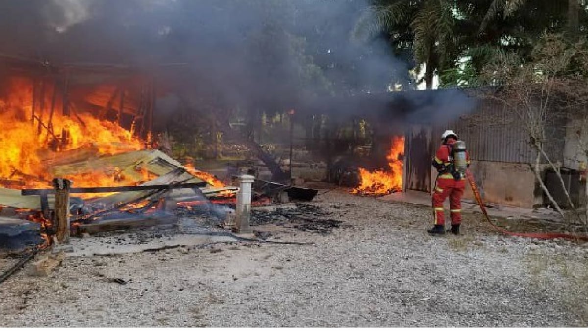 BOMBA melakukan kerja memadam kebakaran rumah mangsa yang hangus terbakar 95 peratus. FOTO IHSAN BOMBA