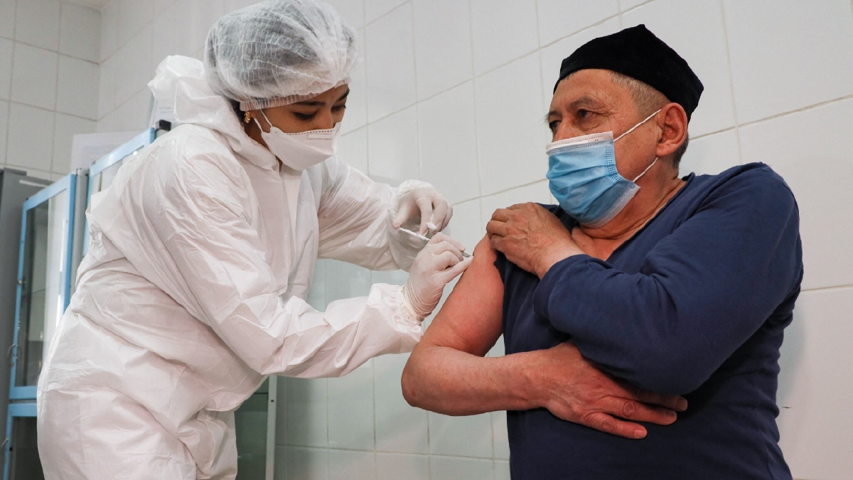 SEORANG lelaki menerima suntikan vaksin di sebuah klinik di Tashkent. FOTO AFP