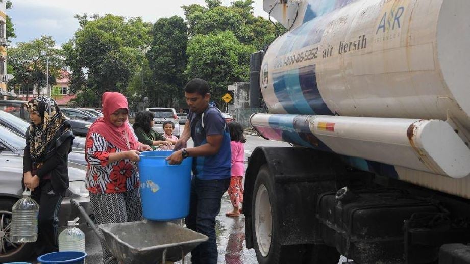 PIHAK Air Selangor mengucapkan terima kasih kepada pelanggan yang memberi kerjasama baik semasa penghantaran bekalan air itu. FOTO Bernama