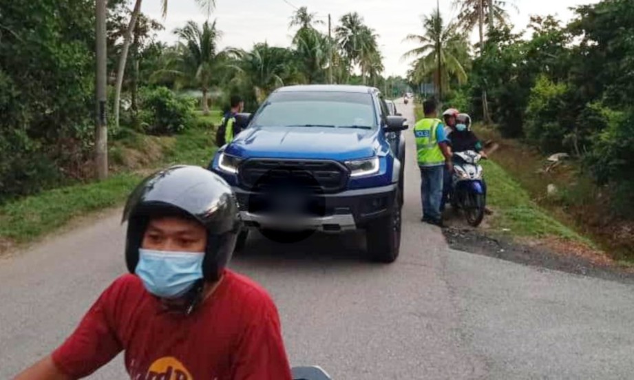 POLIS mengadakan pemeriksaan di dua laluan tikus yang digunakan penduduk Kedah untuk cubaan rentas negeri masuk Pulau Pinang. FOTO ihsan PDRM