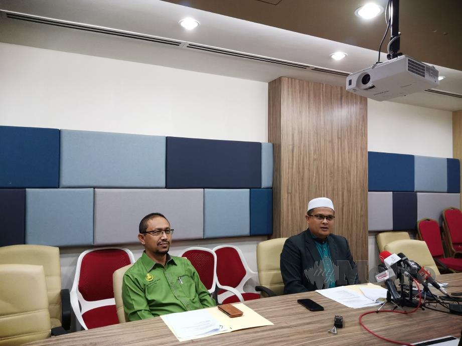 MOHD Akmal Kamarudin (kanan) bercakap pada sidang media berkenaan prosedur operasi standard (SOP) pernikahan tanpa kursus perkahwinan di Bangunan Perak Darul Ridzuan. FOTO Balqis Jazimah Zahari