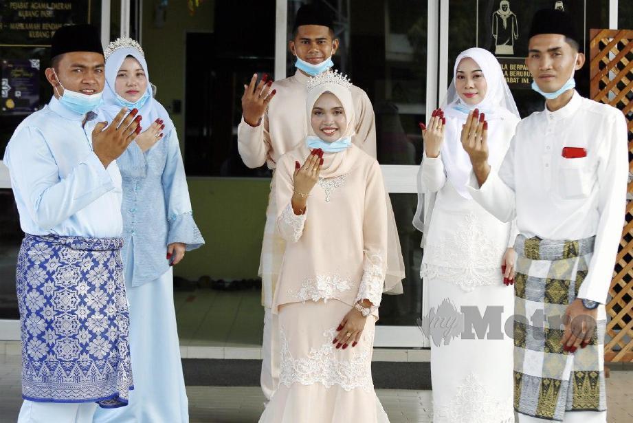 PASANGAN adik beradik selepas dinikahkan di Pejabat Agama Daerah Kubang Pasu. FOTO Amran Hamid