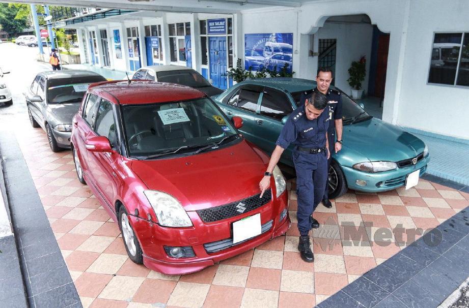 NIK Ezanee Mohd Faisal (dari kiri) menunjukkan kenderaan yang di rampasan pada Sidang mengenai kejayaan tangkapan dan rampasan Bahagian Siasatan Jenayah Daerah IPD Petaling Jaya. FOTO Aswadi Alias