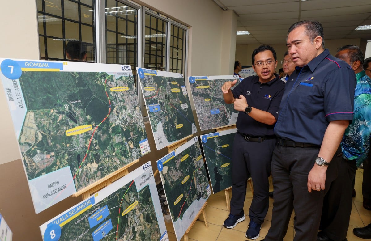 Menteri Pengangkutan Anthony Loke (kanan) melihat peta laluan projek ECRL pada Program Karnival Kerjaya ECRL di Dewan Datuk Abdul Hamid, Batang Kali hari ini. FOTO BERNAMA