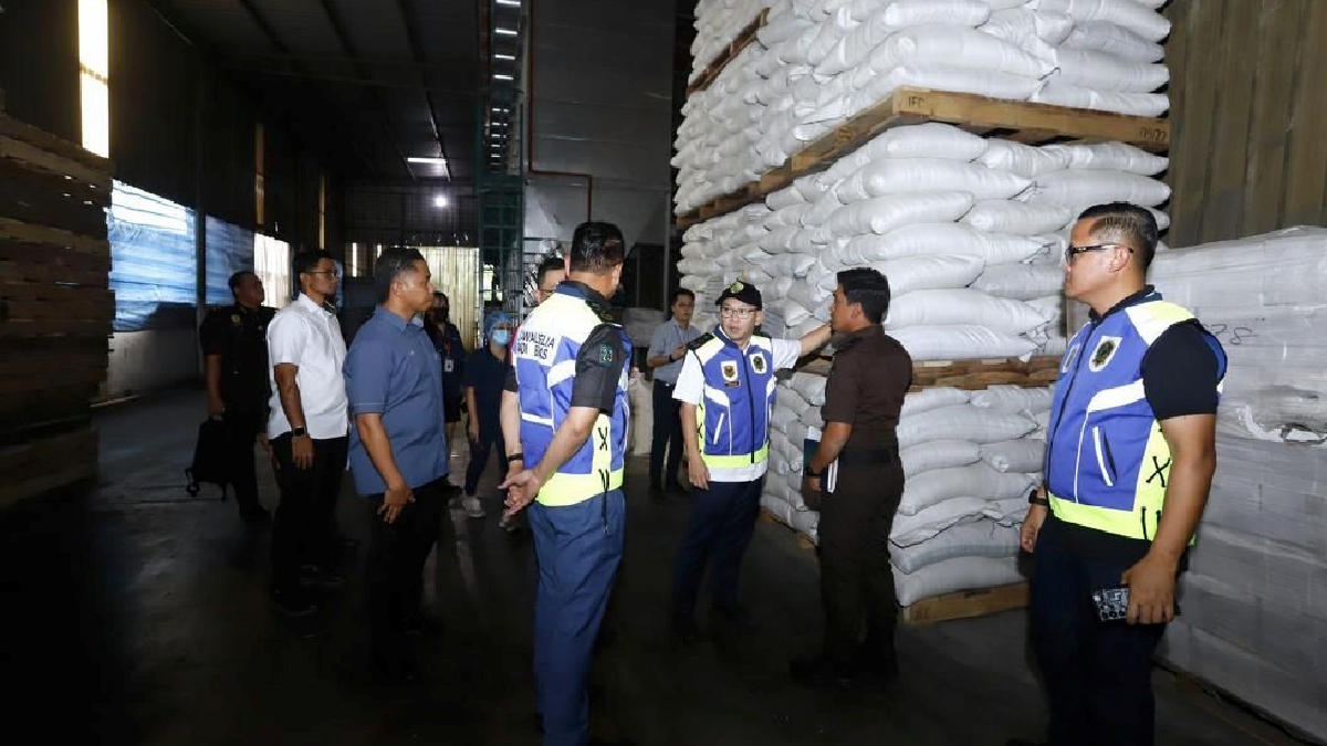  TIMBALAN Menteri Pertanian dan Keterjaminan Makanan Chan Foong Hin mengetuai Operasi Bersepadu BPT di premis pemborong beras di sekitar Selangor, hari ini.