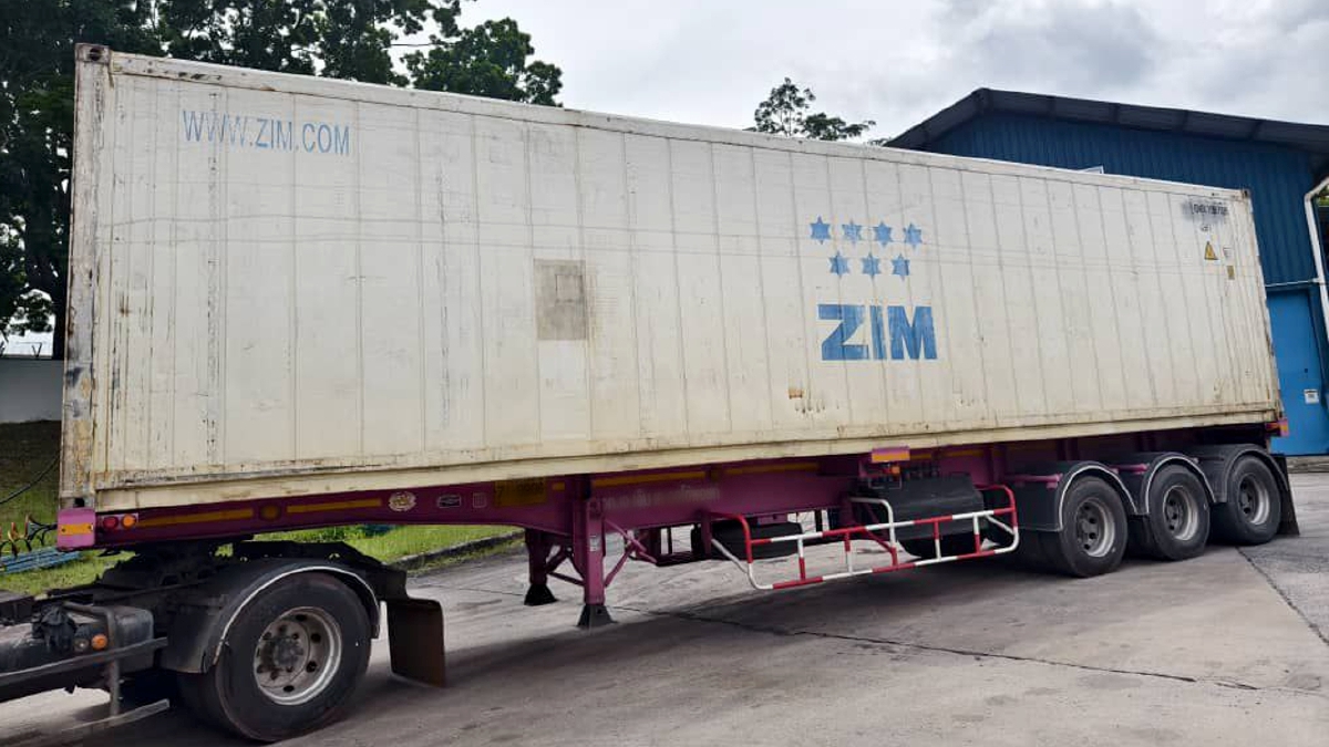 Sebuah lori berpendaftaran Thailand yang tiba di Kompleks ICs Padang Besar dengan membawa kontena tertera nama ZIM diarahkan berpatah balik ke Thailand. FOTO IHSAN JKDM PERLIS