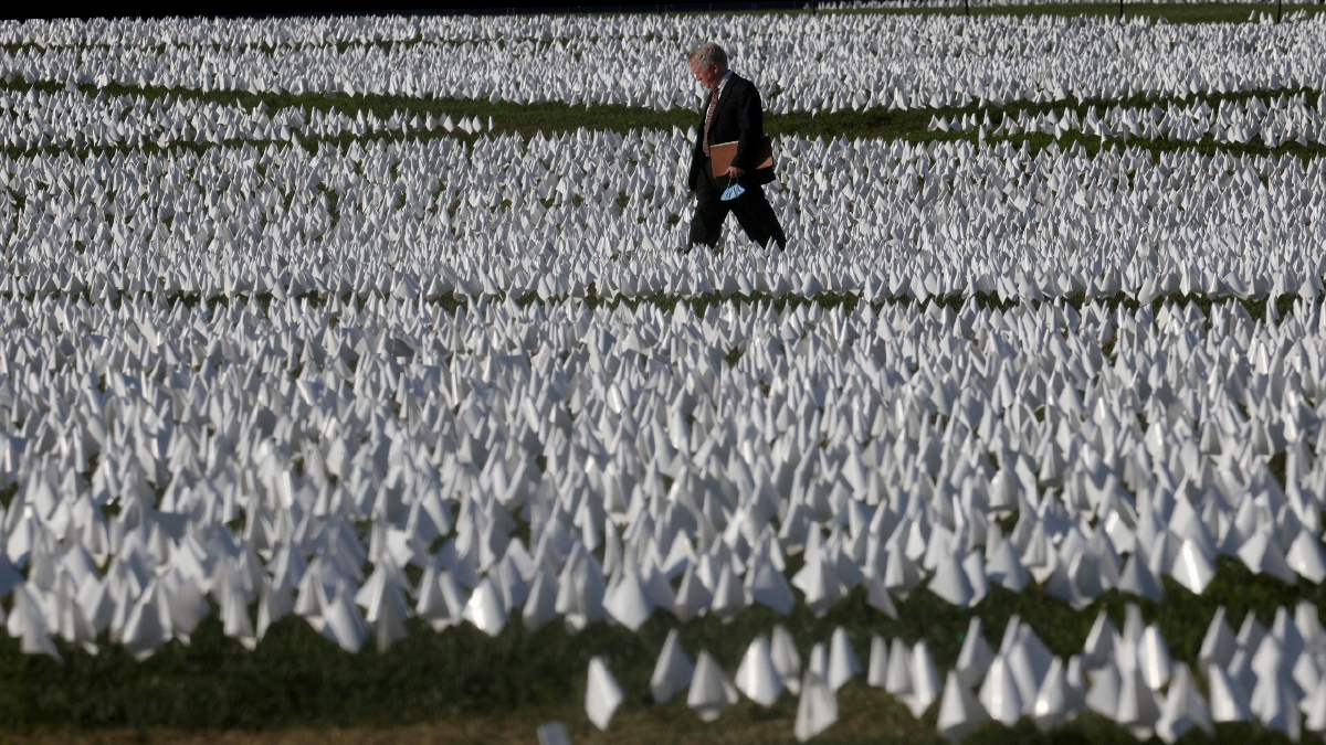 MEMORIAL bagi memperingati rakyat Amerika Syarikat yang maut akibat Covid-19. FOTO REUTERS