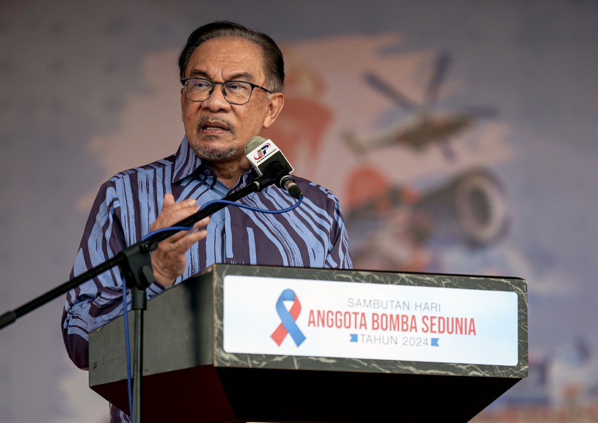 Perdana Menteri Datuk Seri Anwar Ibrahim menyampaikan ucapan ketika menghadiri Sambutan Hari Bomba Sedunia 2024 di Perkarangan Sunway City hari ini. FOTO BERNAMA