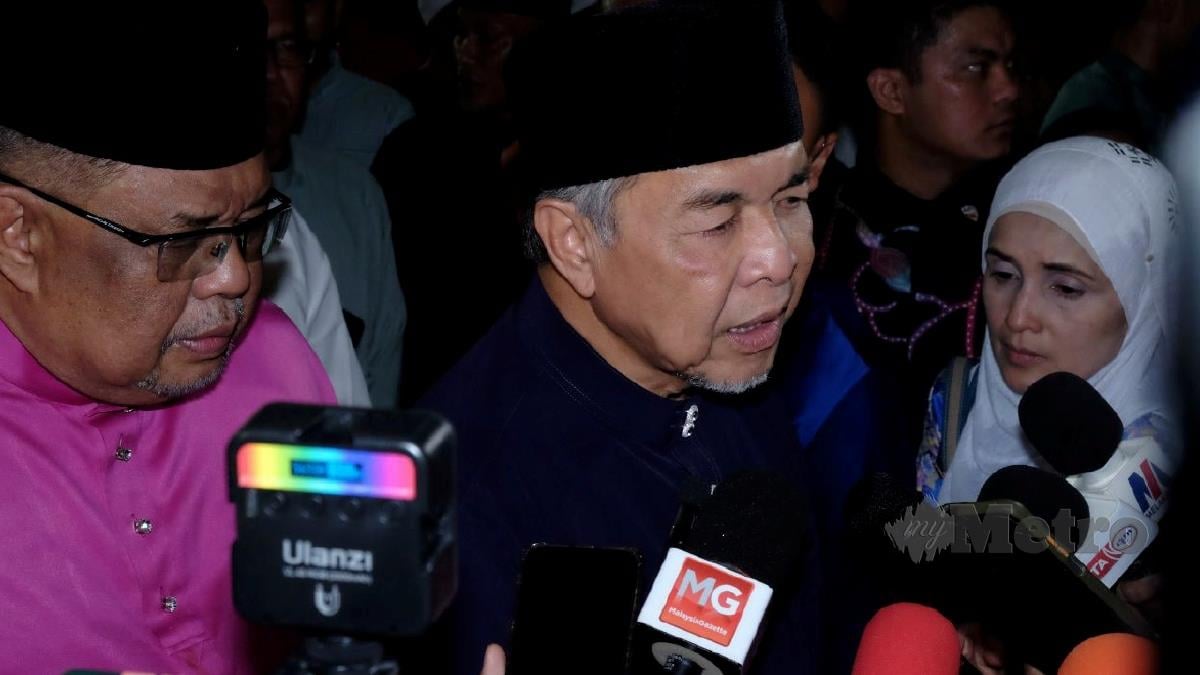 AHMAD Zahid diiringi Ab Rauf di Majlis Rumah Terbuka Aidilfitri anjuran Badan Perhubungan UMNO Melaka di Kampung Pulau Masjid Tanah, malam ini. FOTO AMIR MAMAT