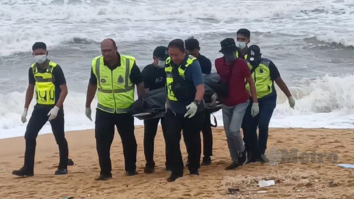 Mayat reput tanpa kepala yang ditemui terdampar di Pantai Rantau Abang dibawa anggota polis ke Bilik Forensik Hospital Dungun untuk siasatan lanjut. Foto Rosli Ilham
