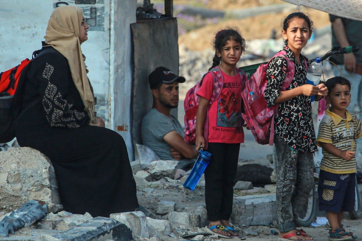 Penduduk Palestin yang kehilangan tempat tinggal melarikan diri dari timur al-Bureij di tengah Semenanjung Gaza akibat pengeboman Israel ke atas bandar itu pada 5 Jun 2024. FOTO  Bashar TALEB /AFP