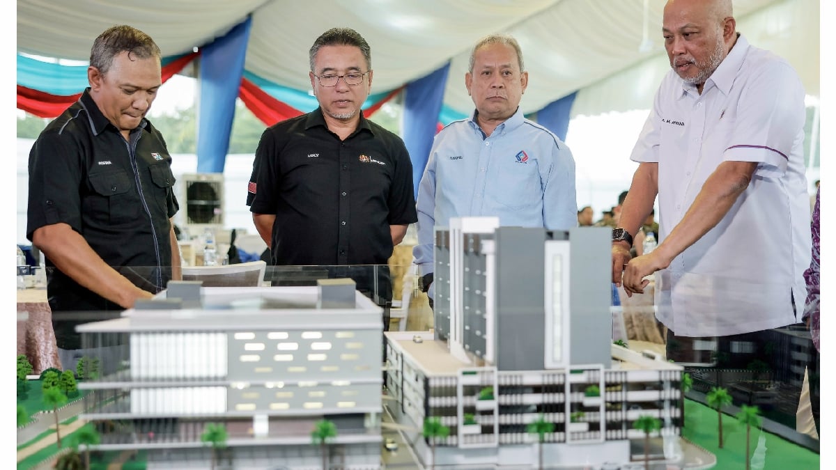 ADLY (dua kiri) melihat replika bangunan Projek Tepian Tekpi Pernama di Jalan Padang Tembak hari ini. FOTO BERNAMA