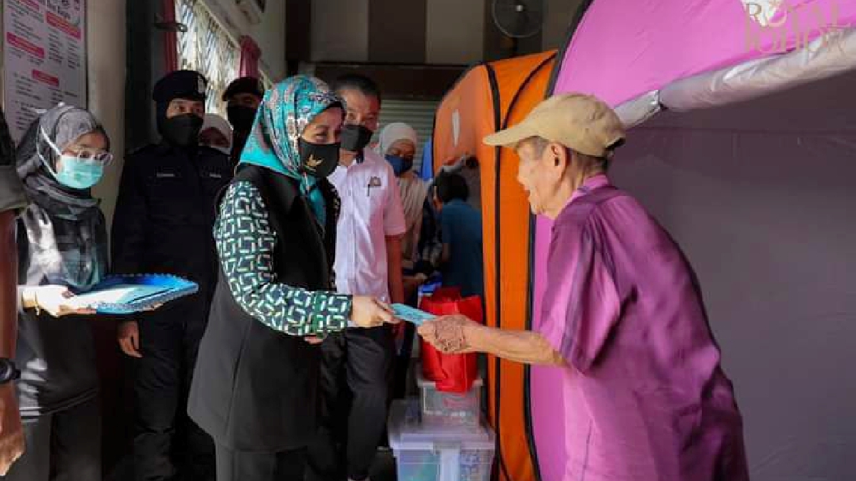Permaisuri Johor, Raja Zarith Sofiah berkenan menyantuni dan mengurniakan sumbangan kepada mangsa banjir di tiga PPS di Kota Tinggi, petang tadi. FOTO IHSAN RPO