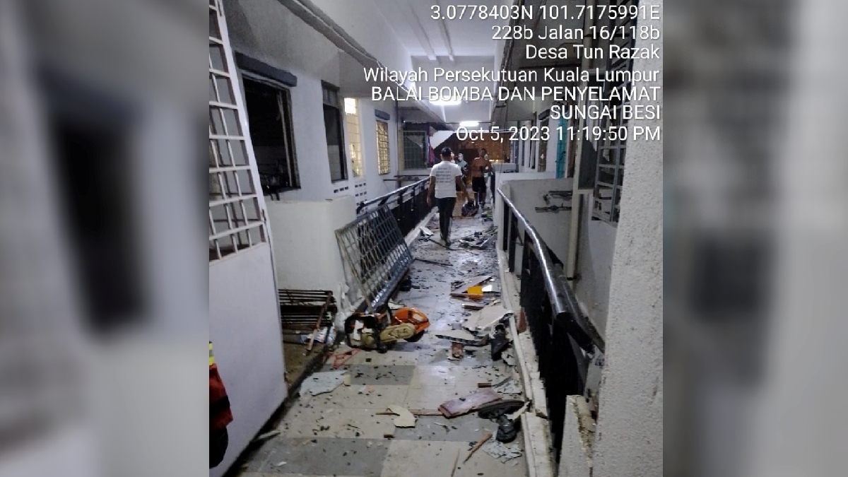 KEADAAN bahagian luar rumah di Tingkat 10, Blok 4, Apartment Desa Tun Razak, Kuala Lumpur, akibat letupan kebakaran, malam tadi. FOTO Ihsan Bomba