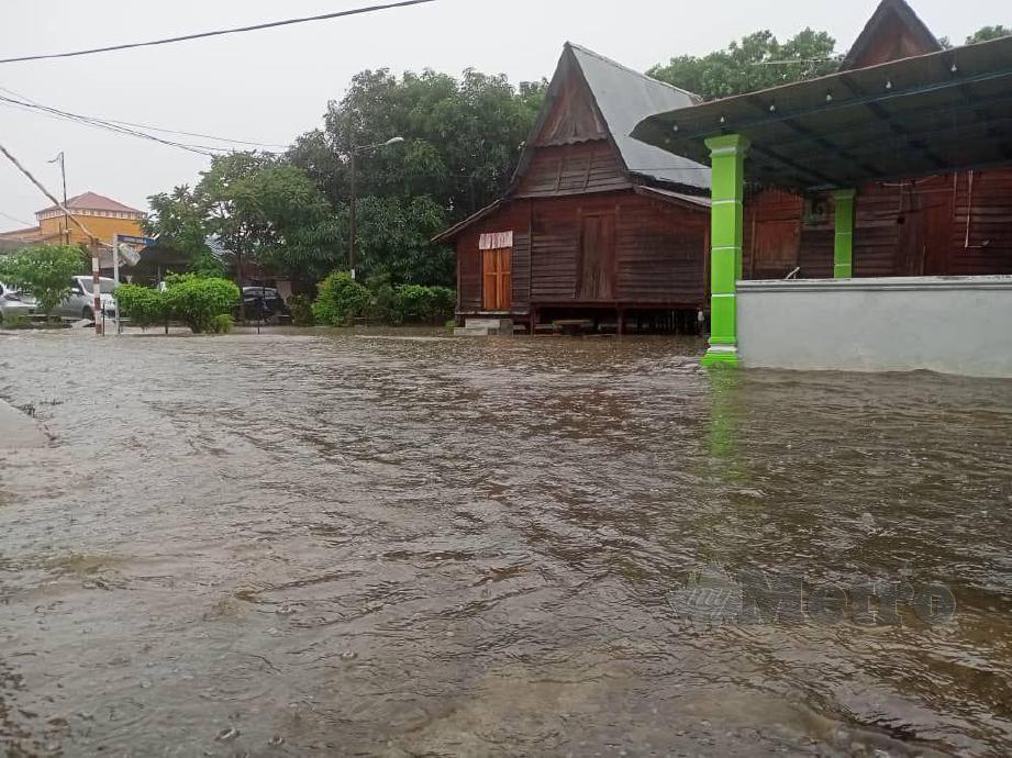 SITUASI banjir yang pernah berlaku di Kampung Pulau kelapa, Peringgit. FOTO Nazri Abu Bakar