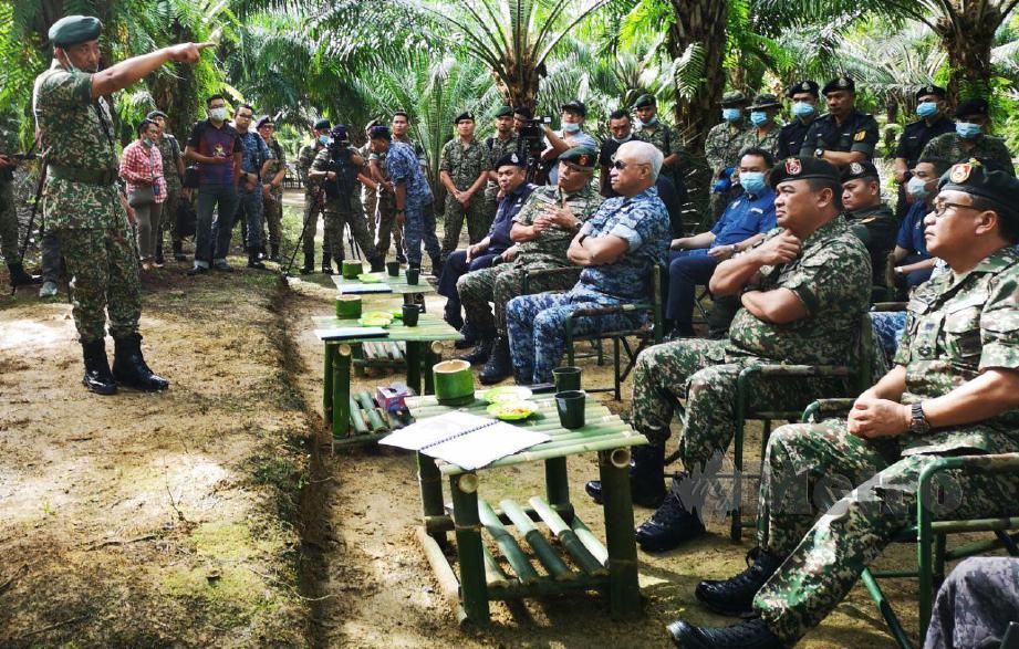 JENERAL Tan Sri Affendi Buang mendengar taklimat daripada Panglima 3 Briged Infantri, Brigedier Jeneral Isa Jaafar mengenai Ops Benteng di sempadan Malaysia-Indonesia hari ini. FOTO Mohd Roji Kawi
