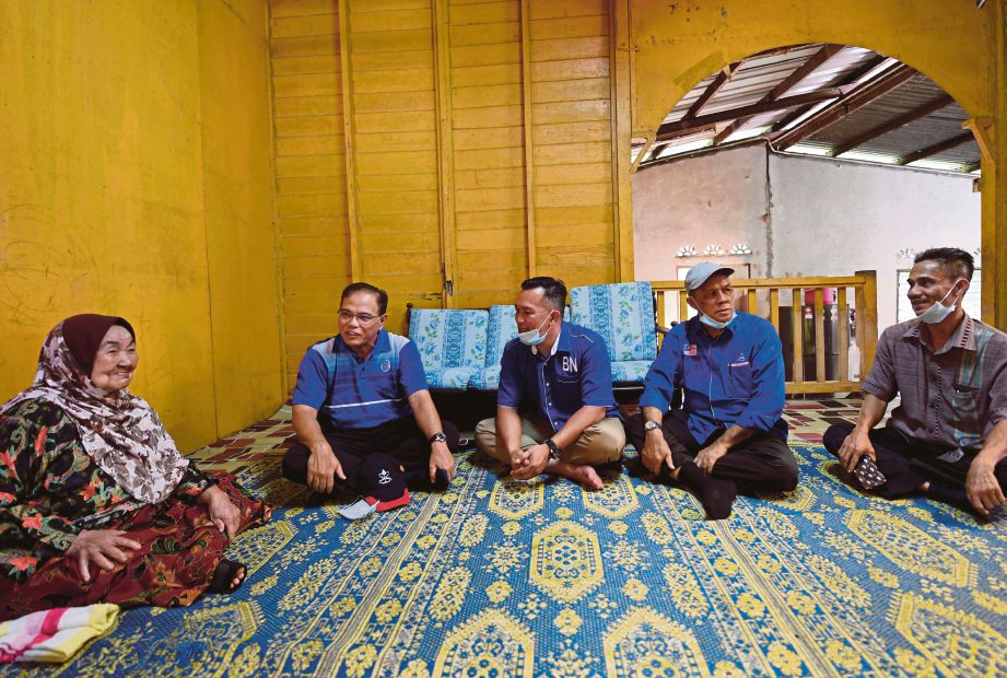 DATUK Seri Wan Rosdy (dua kiri) bersama calon Barisan Nasional (BN) Shahrim (tengah) beramah mesra dengan warga emas Hamidah (kiri) ketika Ziarah Kasih di Kampung Salong dalam kempen PRK. FOTO Bernama