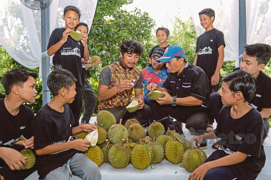 NAZRIN Ridhwan bersama Yahaya Abdullah meraikan anak-anak yatim dengan menjamu buah durian sempena program kongsi durian bersama anak yatim dan asnaf di Helms Retreat, Hulu Langat. FOTO Aizuddin Saad