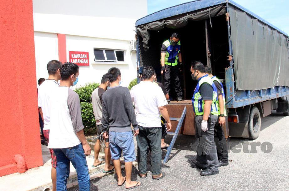 SEBAHAGIAN individu berusia lingkungan 18 hingga 50 tahun yang ditahan oleh agensi AADK Kelantan ketika Operasi TE ll di Pejabat agensi AADK di Lubok Jong, Pasir Mas. FOTO Nik Abdullah Nik Omar
