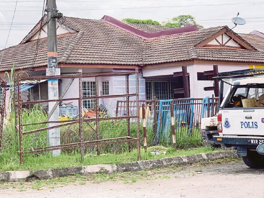 SEBUAH rumah di Taman Kosaso yang menjadi lokasi seorang ahli perniagaan bergelar Datuk Seri disembunyikan selepas diculik dan ditemui mati, di kawasan belukar Batu 27, Jalan Rawang Bestari Jaya, hari ini.