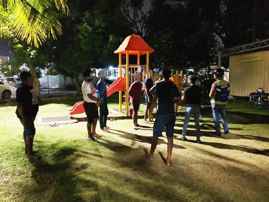 SERAMAI 11 remaja lelaki yang sedang bermain bola sepak ditahan polis kerana mengingkari PKPP di sebuah taman permainan dekat Taman Bagan, Butterworth. FOTO ihsan PDRM