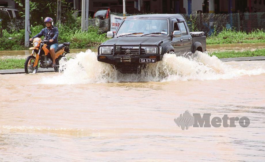 TINJAUAN keadaan banjir di sekitar daerah Penampang. FOTO Malai Rosmah Tuah