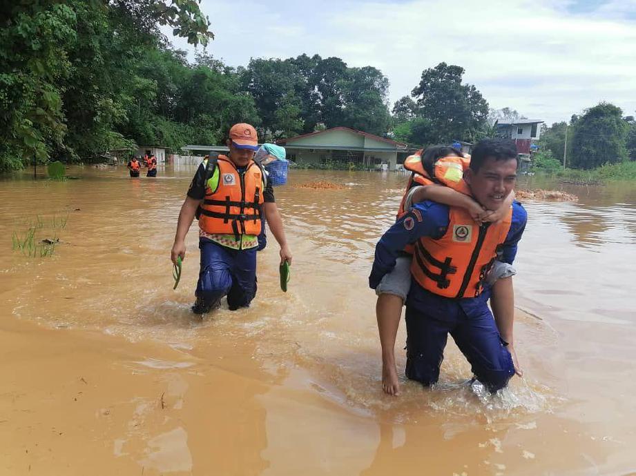 SUASANA sekitar banjir melanda beberapa buah daerah di Sabah. FOTO ihsan APM Sabah