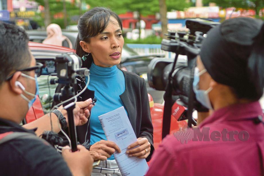 PELAKON, Amyza Aznan ketika ditemui media di Shah Alam, berhubung kes saman fitnah yang dituntut pelakon dan model, Zarina Anjoulie Mohamad Fahizul. FOTO Faiz Anuar