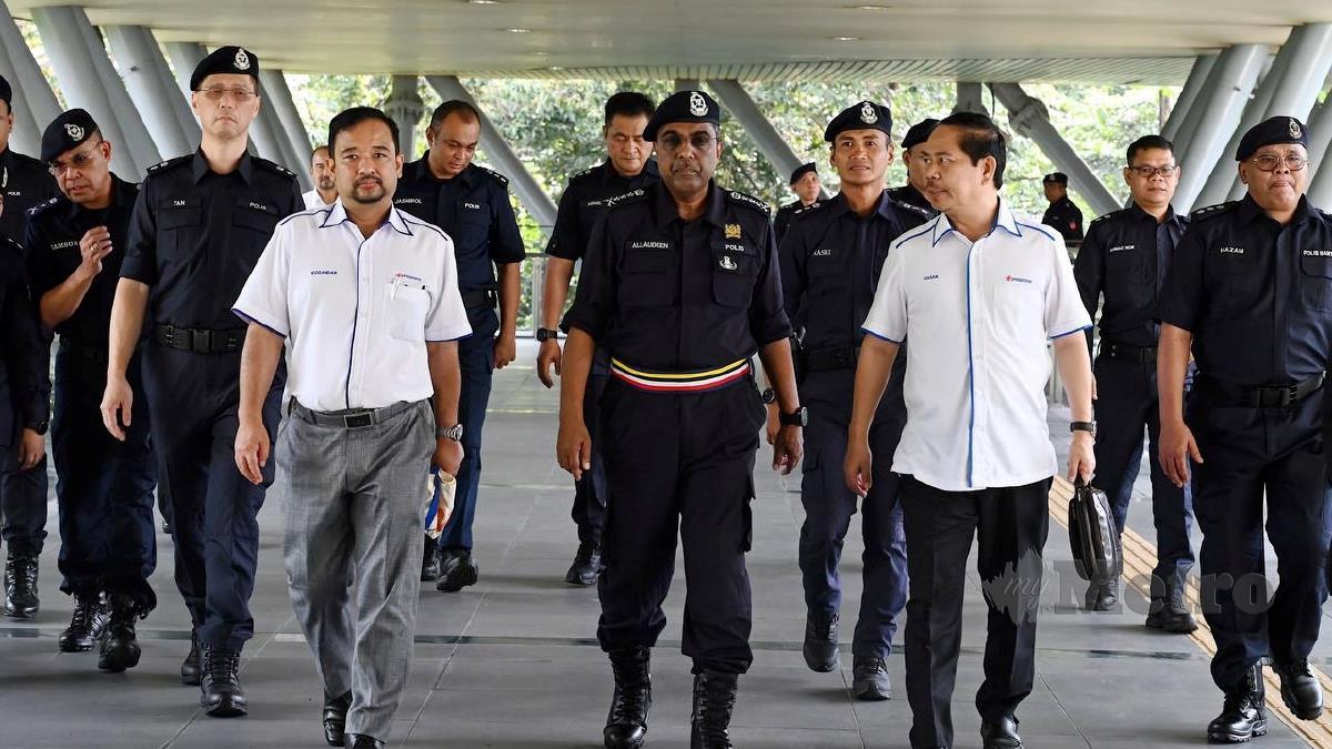 Ketua Polis Kuala Lumpur, Datuk Allaudeen Abdul Majid ketika Program Perintis Rapid KL Safety Point di sekitar MRT ibu kota hari ini. FOTO NUR RAIHANA ALIA