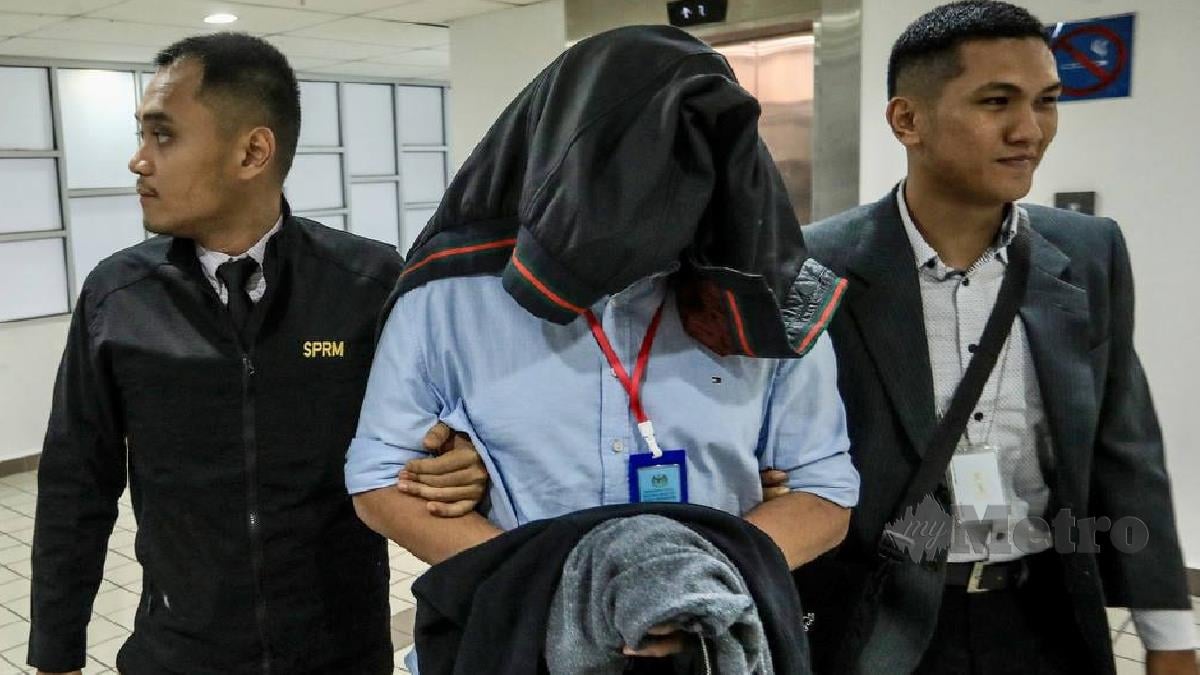 SHAHRIZAL Ridzuan dihadapkan ke Mahkamah Sesyen Kuala Terengganu. FOTO GHAZALI KORI