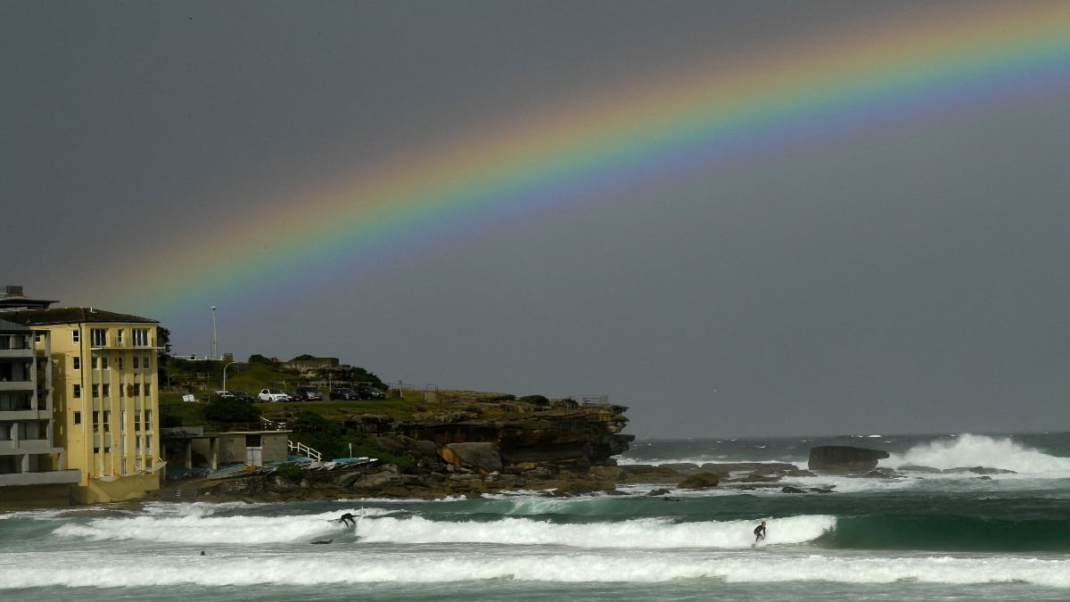 PELANGI kelihatan di Pantai Bondi, Sydney. FOTO AFP