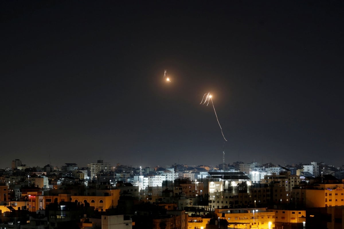 Sinaran cahaya dilihat ketika sistem pertahanan udara Israel memintas roket yang dilepaskan dari Gaza ke. FOTO AFP