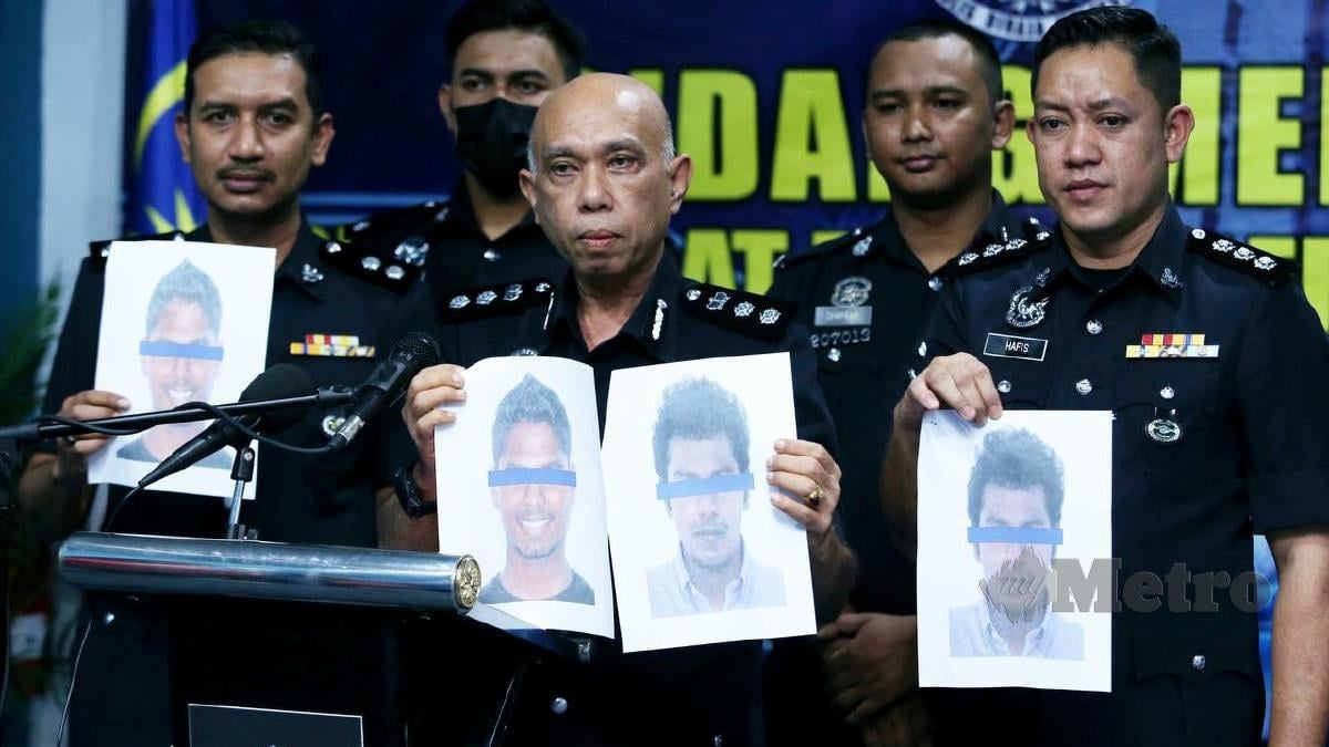 AHMAD Sukarno (tengah) menunjukan wajah suspek pada sidang media mengenai tangkapan dan rampasan kes curi motokar Geng Thomas di IPD Sentul hari ini. FOTO ROHANIS SHUKRI