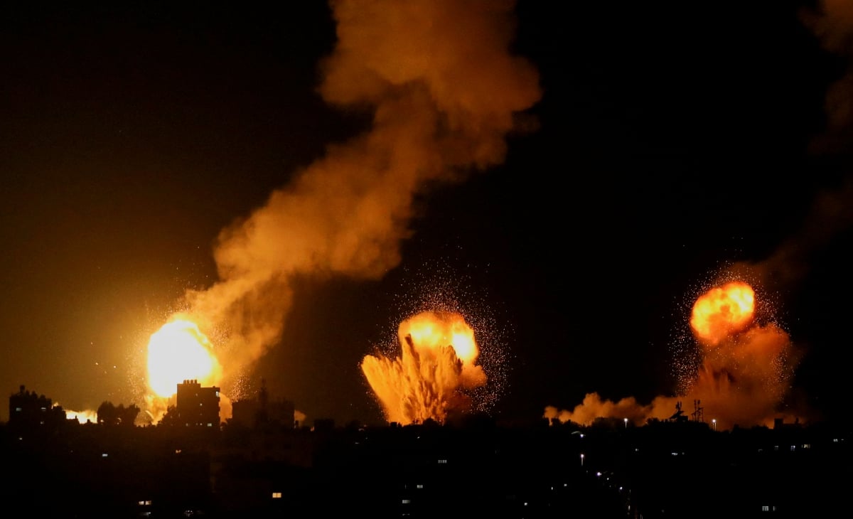 ASAP dan api ketika Israel menyerang Khan Yunis hari ini. FOTO REUTERS