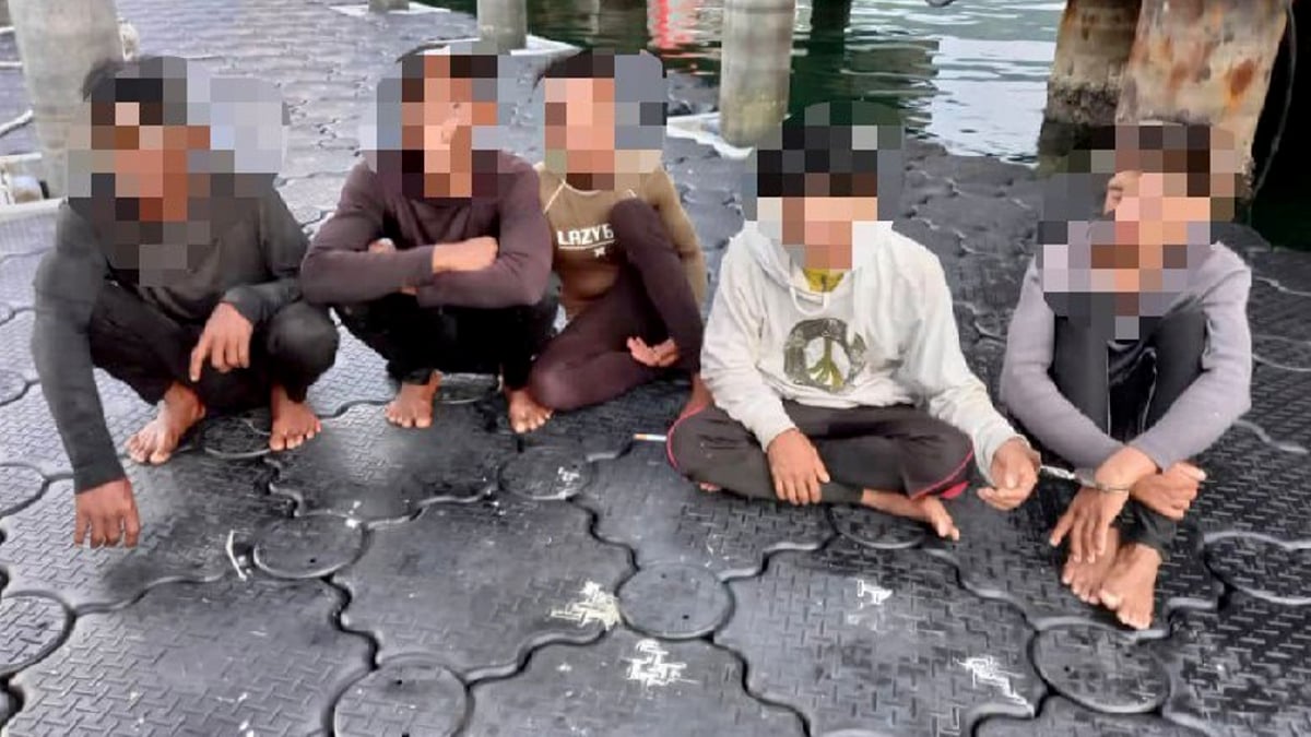  Lima lelaki yang ditahan APMM selepas disyaki melakukan aktiviti menangkap ikan menggunakan bahan peledak di perairan Pulau Mengalum, Kota Kinabalu. FOTO Ihsan APMM