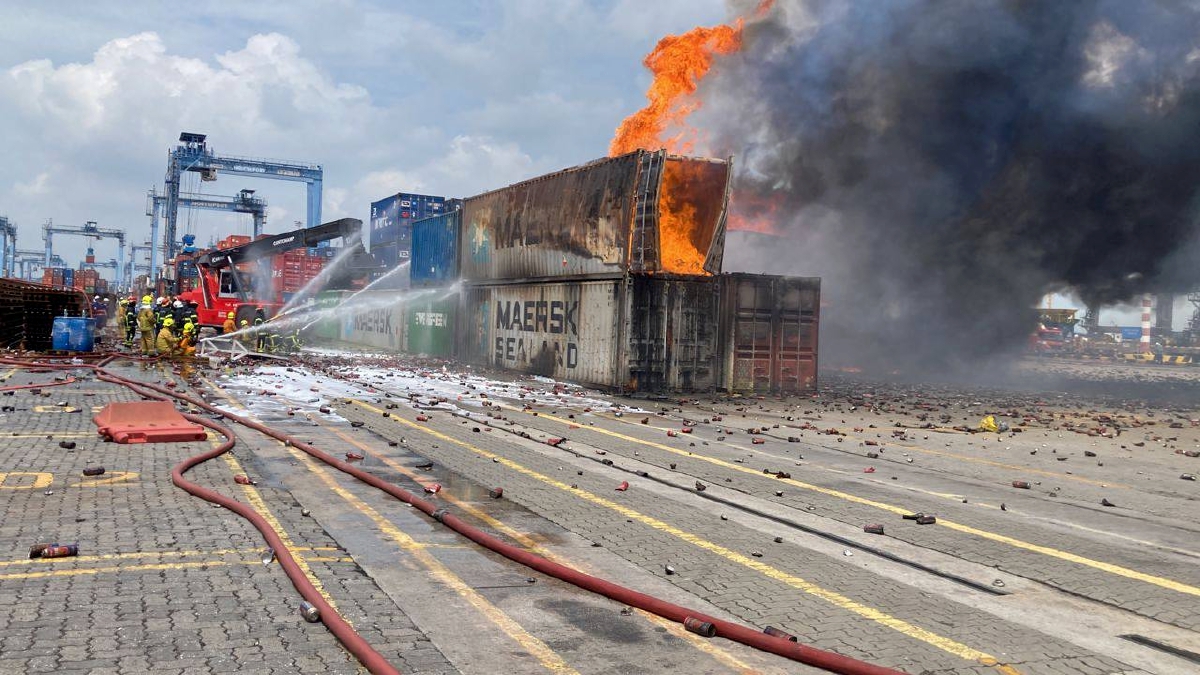 SEBANYAK 13 kontena mengandungi bahan mudah terbakar jenis aerosol musnah dalam kebakaran dekat Northport, Jalan Pelabuhan Utara di Pelabuhan Klang, pagi tadi. FOTO Ihsan JBPM Selangor