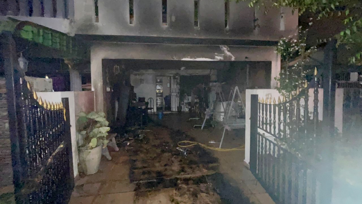 BAHAGIAN hadapan sebuah rumah di Jalan Taming Sari 1, Taman Taming Jaya, Cheras, Kajang, terbakar selepas dipercayai dibaling dengan bom petrol (cocktail petrol), hari ini. FOTO Ihsan Bomba