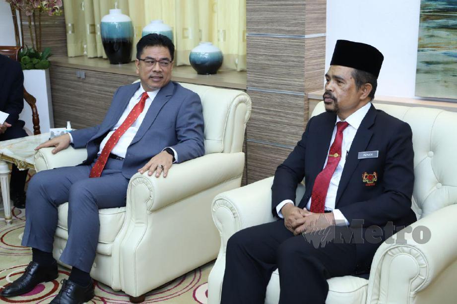 DATUK Sulaiman Md Ali menerima kunjungan hormat Presiden CUEPACS, Adnan Mat di Seri Negeri, Ayer Keroh, hari ini. FOTO Amir Mamat