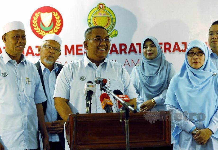 MUHAMMAD Sanusi Md Nor (tiga dari kiri) mengadakan sidang media selepas mempengerusikan mesyuarat EXCO Kerajaan Negeri Kedah di Pejabat Daerah Pendang. FOTO Amran Hamid