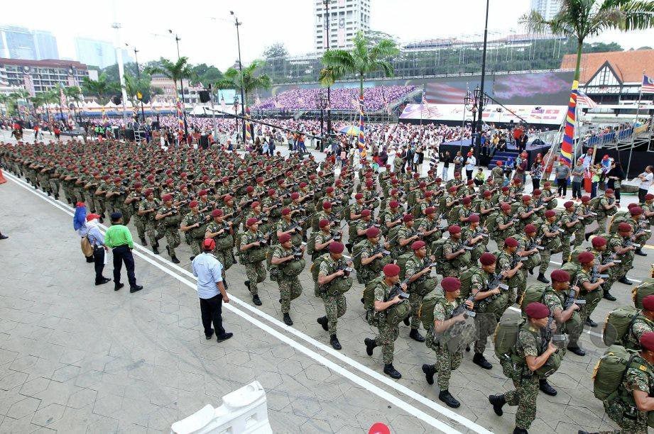 PASUKAN Tentera Darat Diraja Malaysia melakukan lintas hormat di pentas utama ketika raptai perbarisan dan perarakan sambutan Hari Kebangsaan di Dataran Merdeka. FOTO Saddam Yusoff