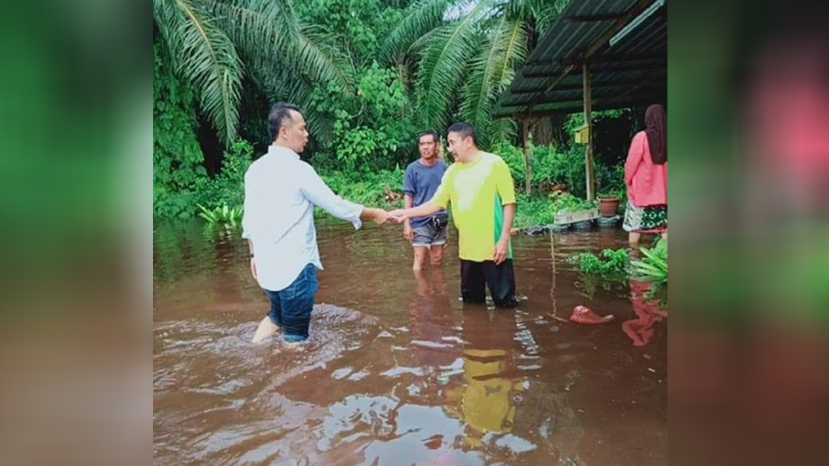 DATUK Zulkurnain Kamisan (kiri) ketika melawat ke rumah mangsa banjir di Parit Sulong, hari ini. Foto ihsan Pembaca