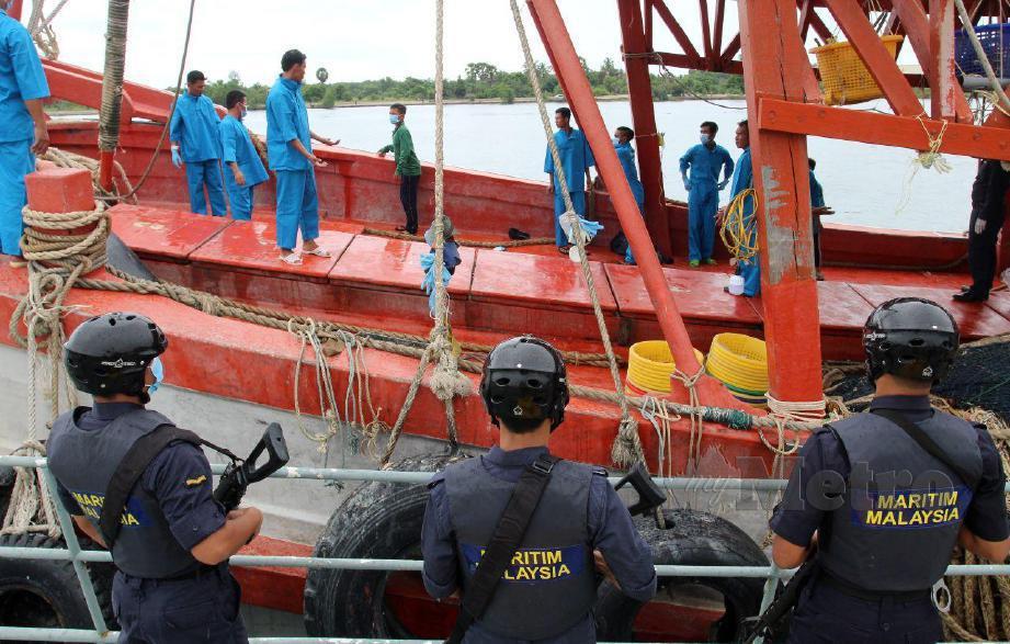 BOT nelayan asing Vietnam yang menceroboh Perairan negara di tahan oleh Maritim Kelantan termasuk 12 awak-awak dan dua kanak-kanak bersama hasil tangkapan yang mereka perolehi. FOTO Nik Abdullah Nik Omar