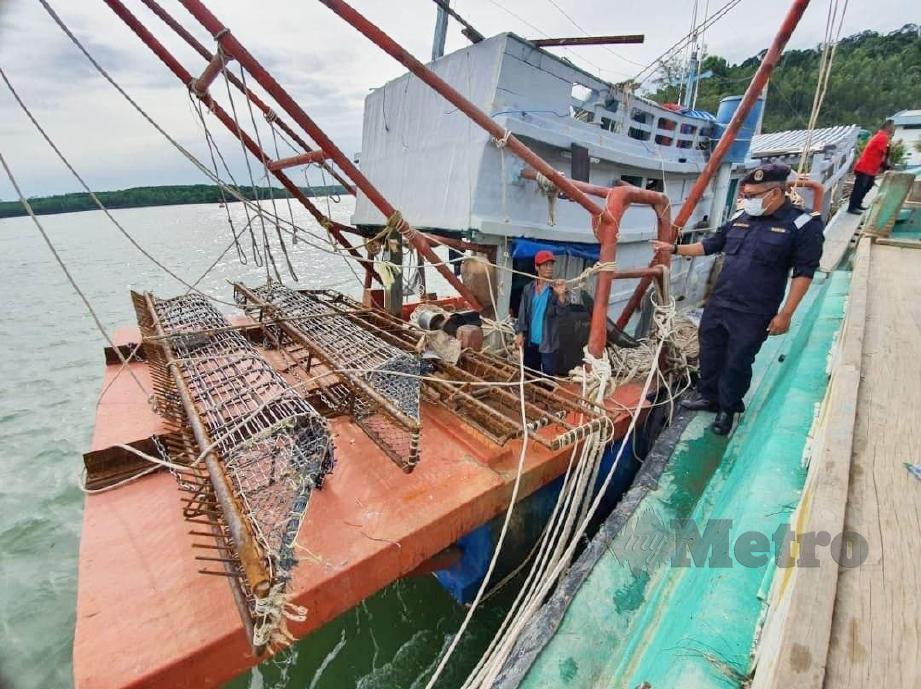 BOT nelayan Vietnam yang ditahan menangkap gamat di perairan Terengganu. FOTO Rosli Ilham