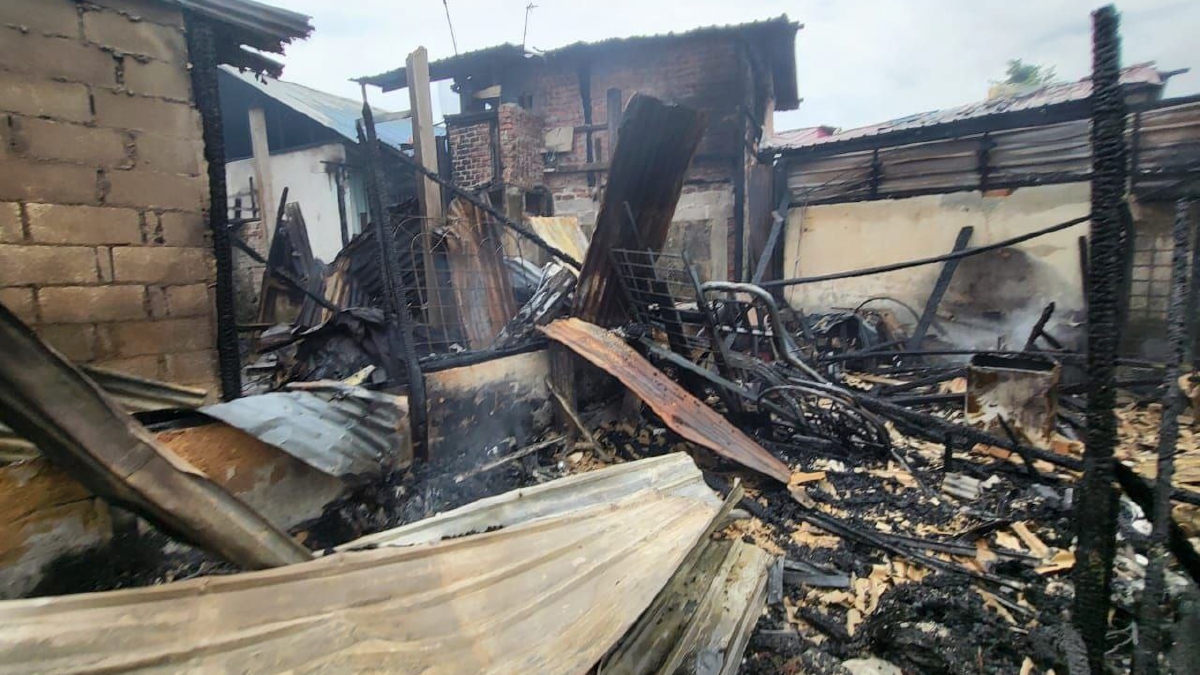  KEADAAN rumah hangus terbakar di Lorong 3, Bandar Kulai hari ini. FOTO Ihsan Bomba